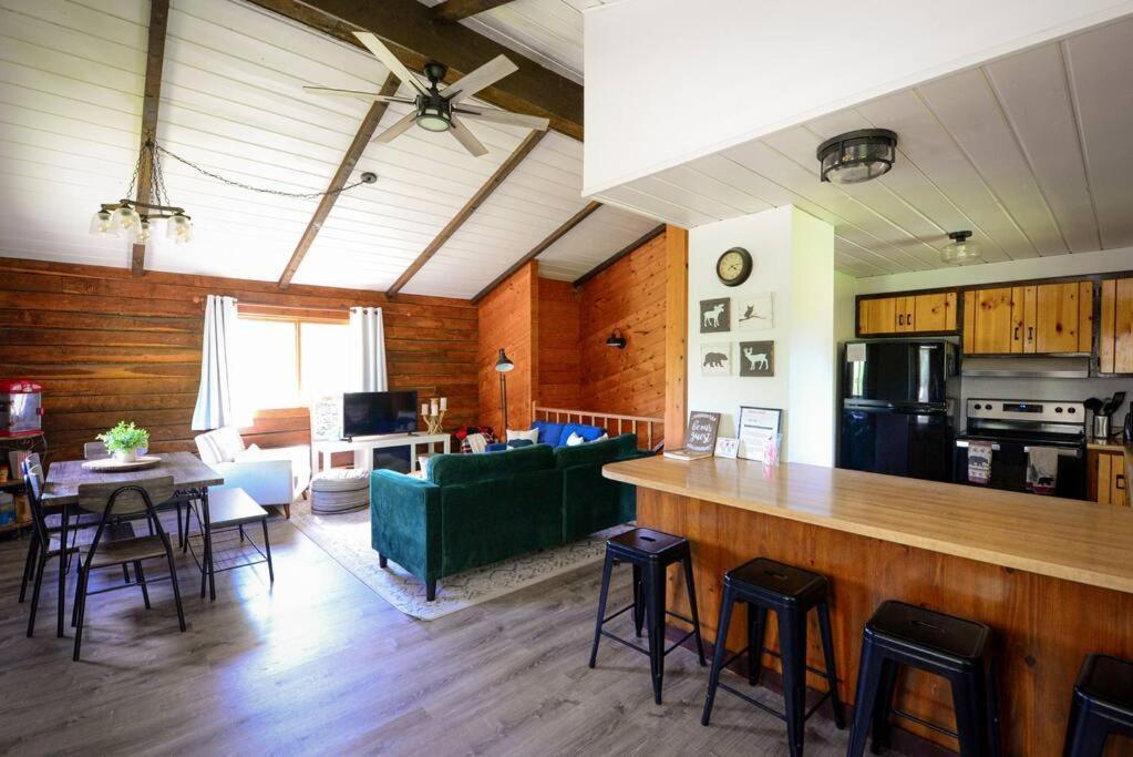Cozy Cabin With Hottub At Cloverdale Cabins Hinckley Exterior photo