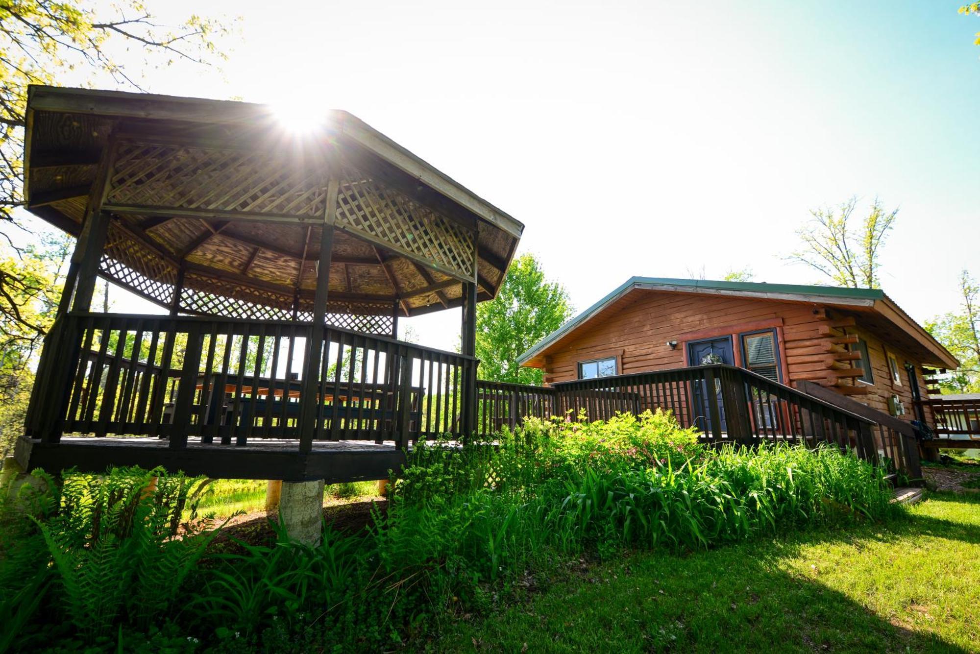 Cozy Cabin With Hottub At Cloverdale Cabins Hinckley Exterior photo